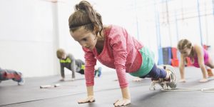 devojcica demonstrira sklek poziciju